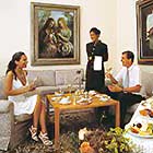 Hotelfotograf Hotelsuitenfotografie Hotelgäste beim Essen Luxussuite Schlosshotel im Schwarzwald nahe Baden Baden mit Butler Service